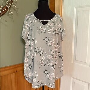 Torrid Gray Floral Short Sleeve Blouse